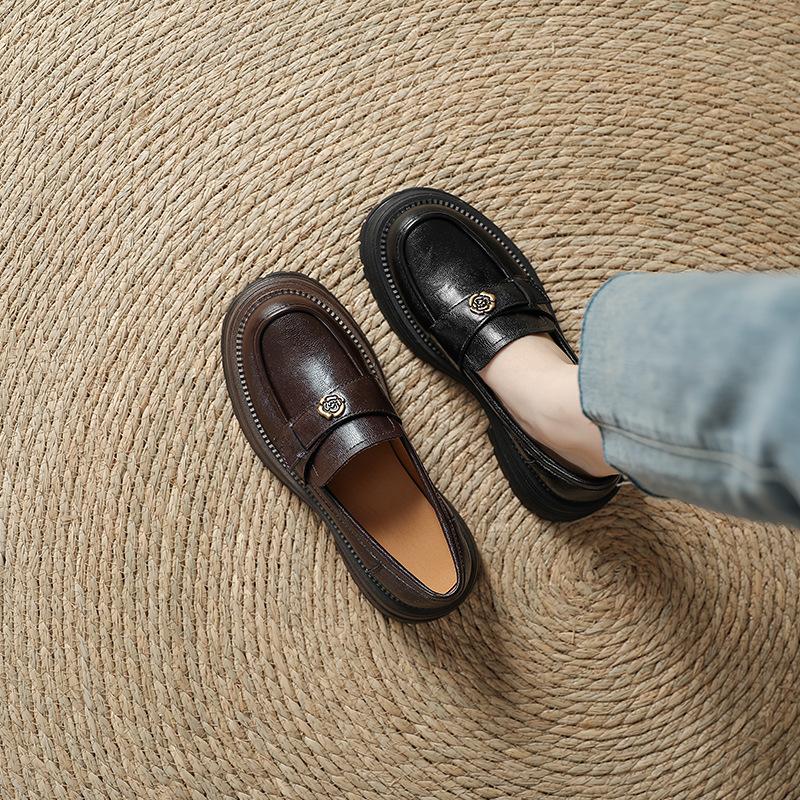 Лоферы на толстой подошве в британском стиле ретро с одним ремешком женские классические камелии 2025 ранняя весна маленькие кожаные туфли одинарная обувь