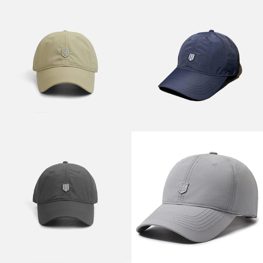 Стильная регулируемая бейсболка для лета из дышащей быстросохнущей ткани белого и темно-серого цвета