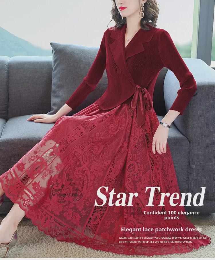 Платье средней длины из плиссированного бархата с приталенным воротником и плиссировкой - коллекция осень 2025 г.