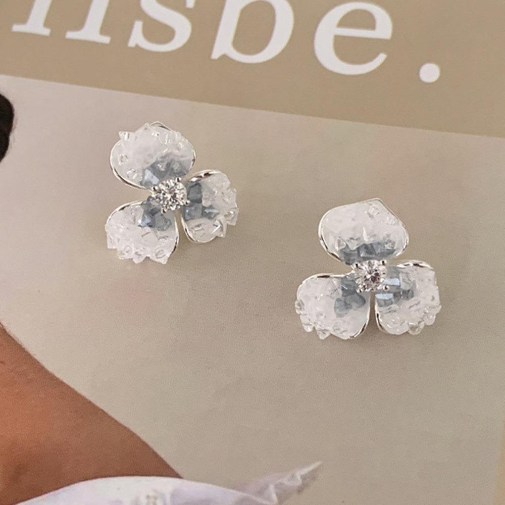 Sweet Romantic Gradient Cherry Blossom Pink Broken Diamond Crystal Three-petal Flower Stud Earrings for Women Piercing Jewelry