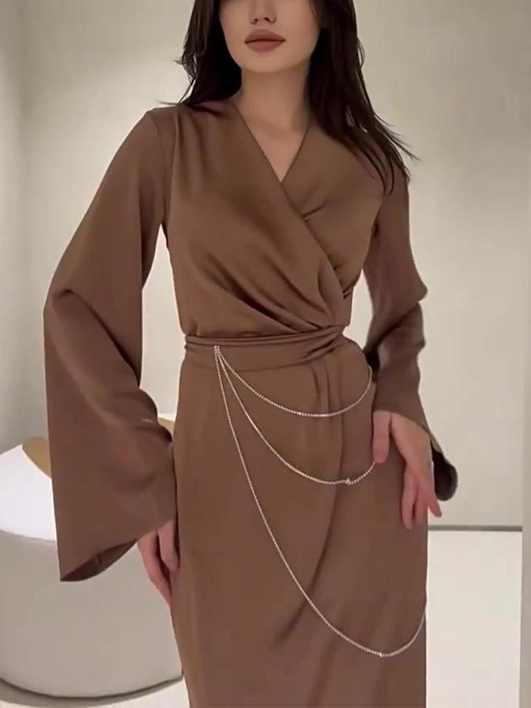 Весеннее женское однотонное атласное длинное платье 2025 года с цепочкой на талии