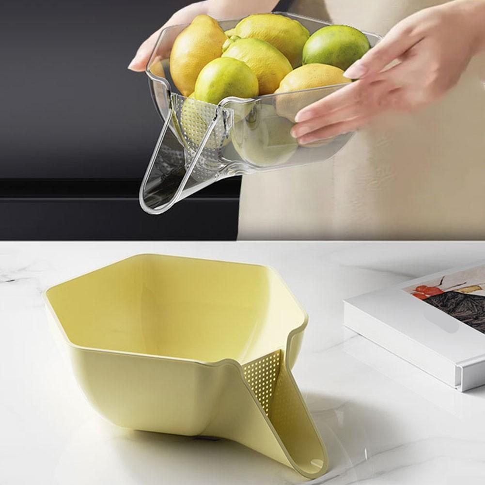 Угловая конструкция корзины для хранения кухонных инструментов проста в использовании