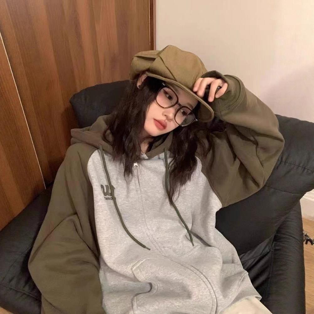 Женская оверсайз худи в ретро стиле с цветовыми блоками и пэчворком на осень