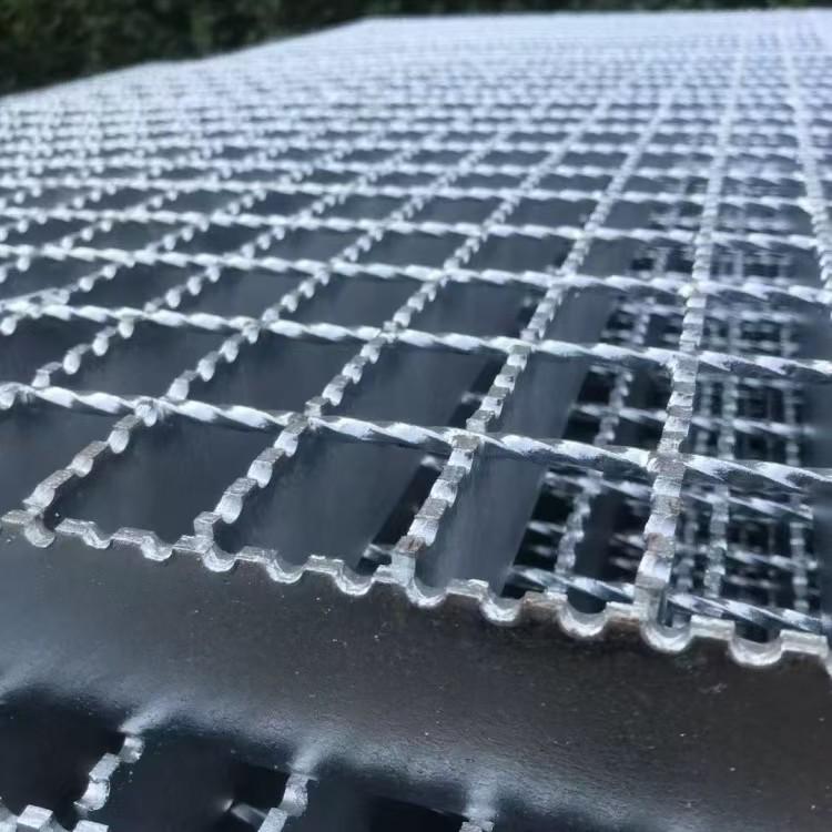 Нескользящая решетка из стали горячего цинкования: Прочная платформа, ступень и крышка для дренажа