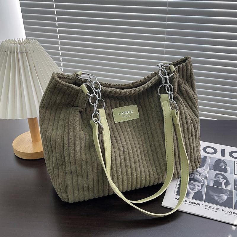 Large Capacity Velvet Chain Tote Bag For Women With Zipper Closure For Daily Use