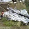 10 шт. Гигантское космическое одеяло согревает вас, фольгированное майларовое термоодеяло, аварийные припасы, серебристое фольгированное одеяло для первой помощи