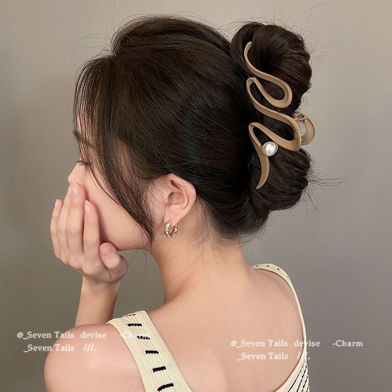 Женская заколка-краб для волос в холодном стиле 2024: Нишевый дизайн, большой аксессуар для высокой прически