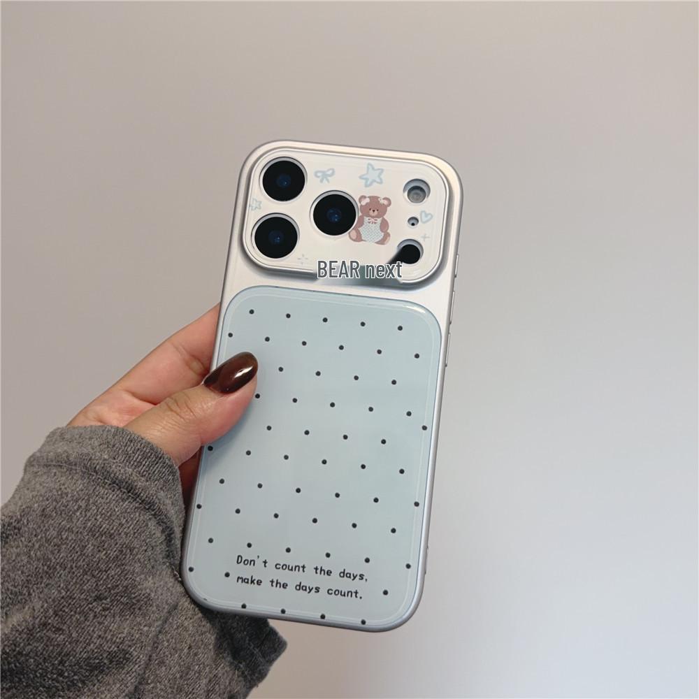 Светло-голубой чехол для iPhone с рисунком в горошек и мишкой, гальванизированный край, корейский стиль, совместим с iPhone 15 Pro, 16 Pro Max и 17 Pro.