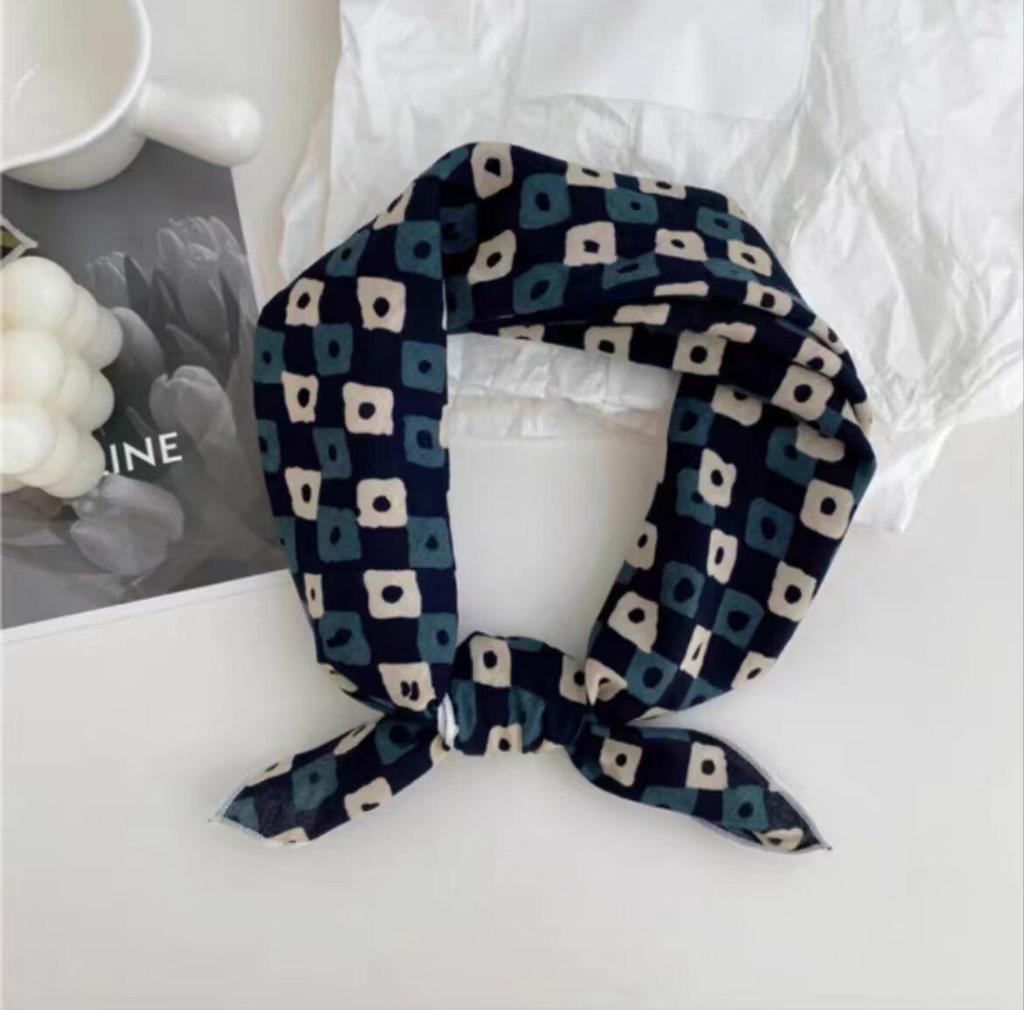 Retro Green Floral Small Silk Scarf - Korean Style Women's Versatile Autumn/Spring Accessory, Thin Square for Neck or Headband