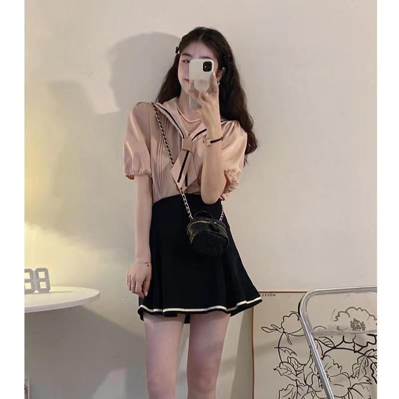 Женский летний комплект из двух предметов 2025 года в студенческом стиле: рубашка с темно-синим воротником, рукавами-фонариками и плиссированной юбкой с высокой талией