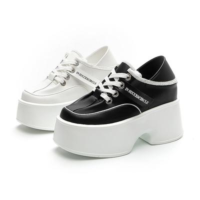 Маленькие белые туфли женские весна и лето 2025 новые девочки высококлассное ощущение уродливые и милые мягкая кожа женские туфли увеличивают рост и носить два