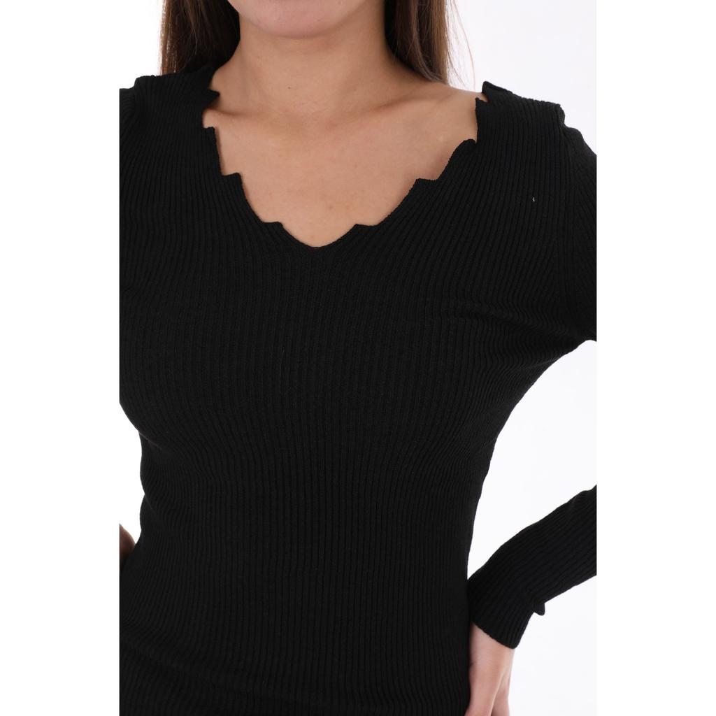 Трикотажная блузка стандартного размера с воротником-лестницей