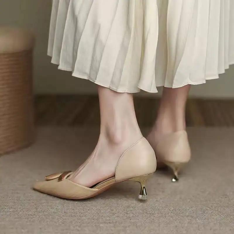 Модная металлическая отделка Острый носок Офисные Абрикосовые Женские туфли Женская обувь на среднем каблуке Шпилька Роскошная кожа Повседневная A E L