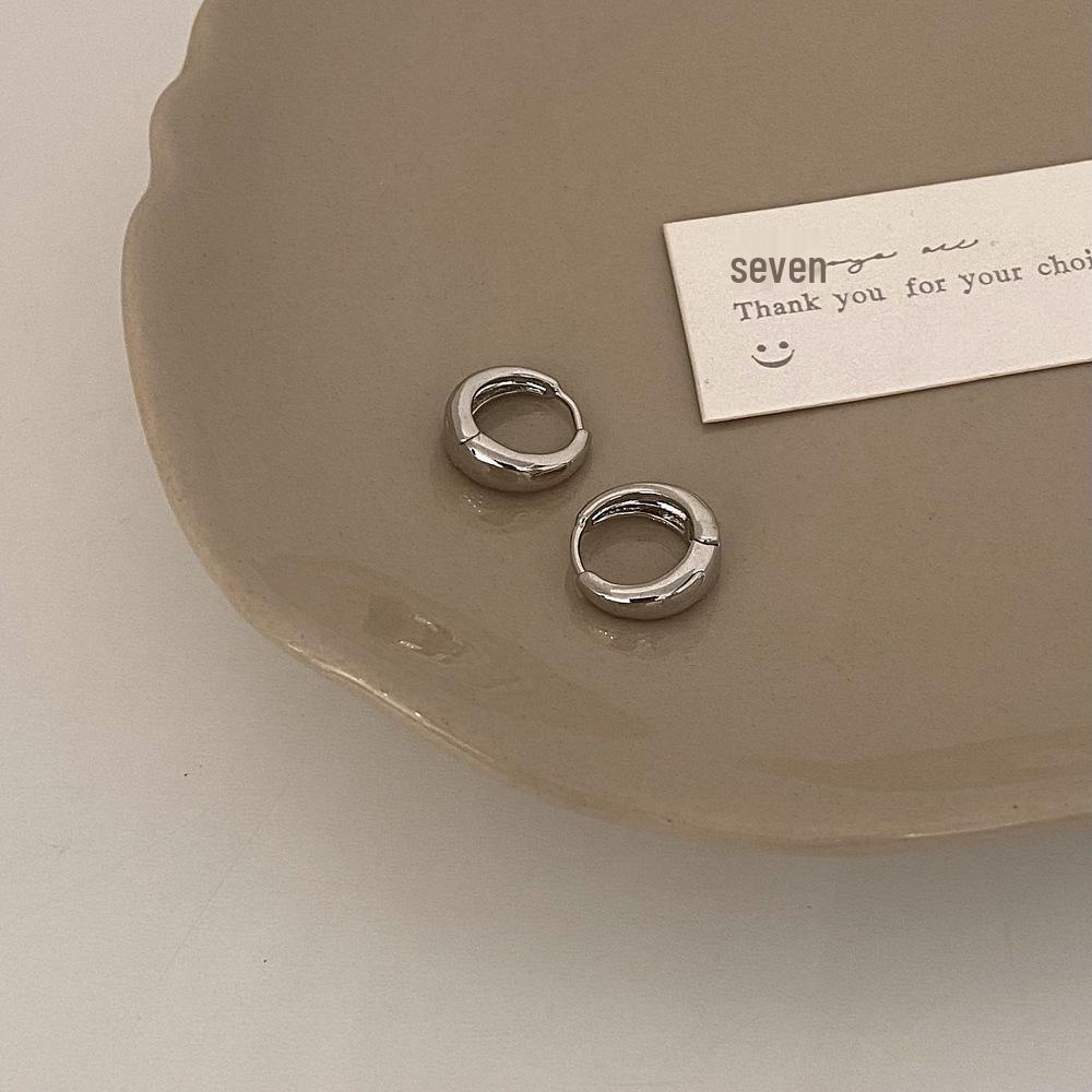 Минималистичные золотые серьги-кольца 2024 - Новые трендовые нишевые высококлассные серьги-каффы в холодном стиле