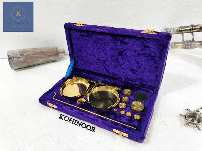 Латунные аптекарские весы с бархатным футляром: Декор в винтажном стиле