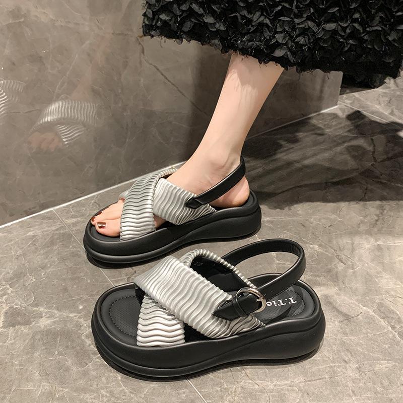 Модные женские босоножки на платформе со складками