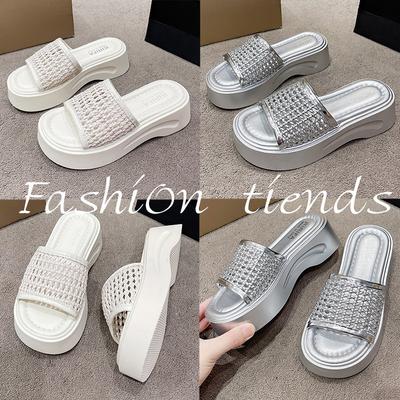 Шлепанцы на толстой подошве для летней уличной носки для женщин, новые модели с юбками, пляжная обувь высокого класса, крутые шлепанцы для женщин с увеличением роста