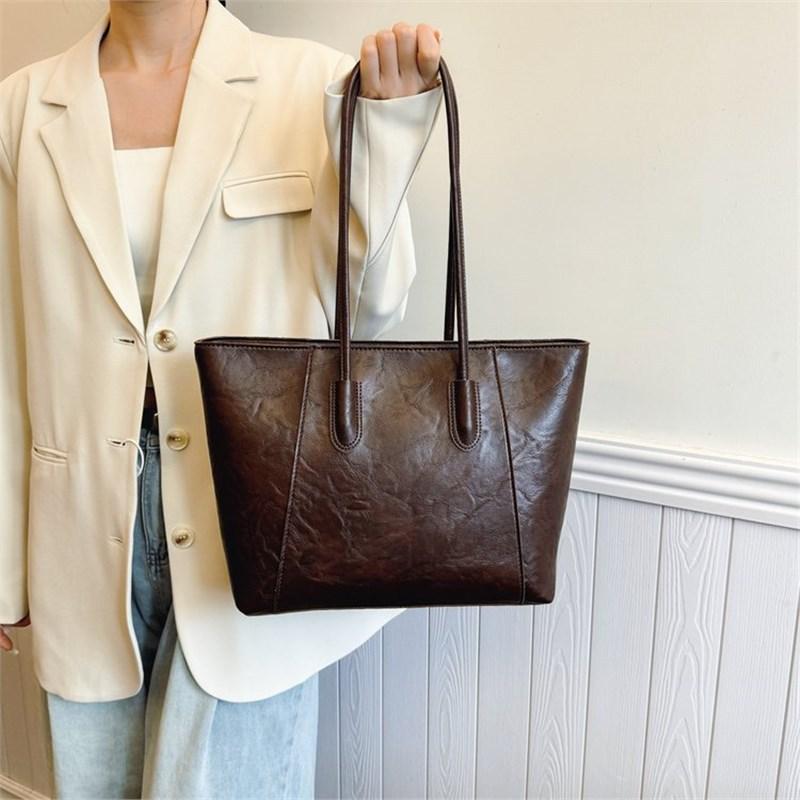 Корейская версия модной женской сумки-тоут большой вместимости 2025 новая простая повседневная сумка через плечо для поездок на работу универсальная портативная женская сумка