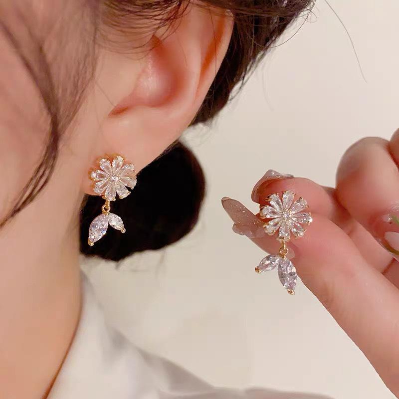Exquisite super flash zircon flower leaf ear clips women's no ear piercings fashion personality versatile earrings light luxury versatile earrings