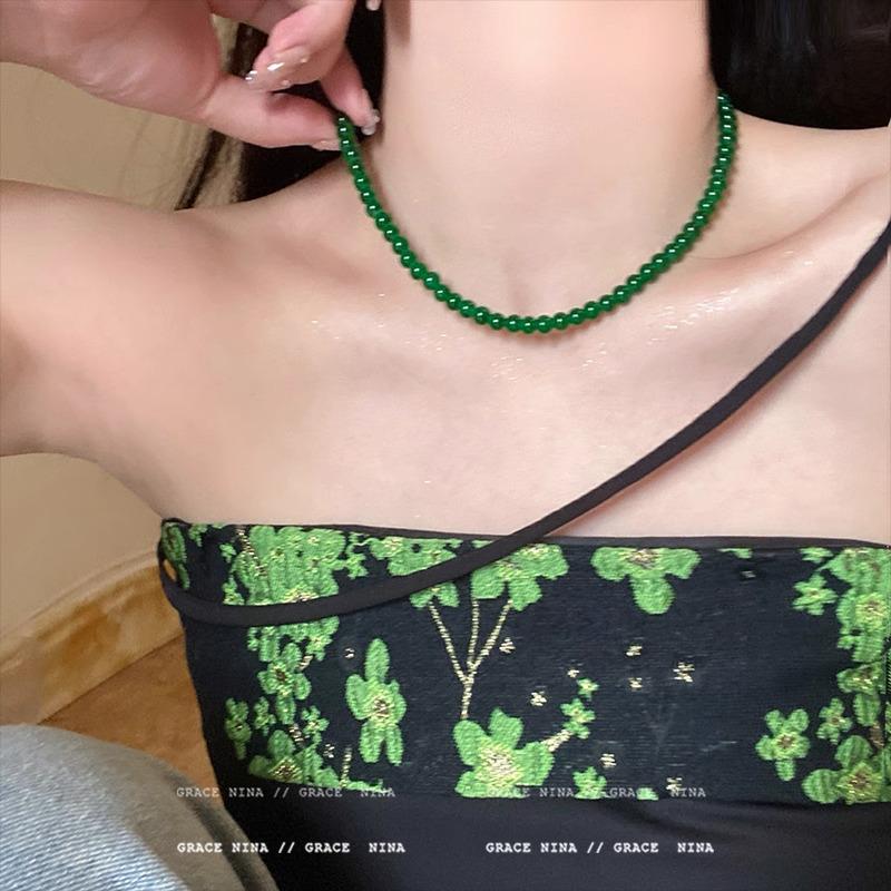 Изумрудно-зеленое ожерелье с бусинами на ключицу — женское осенне-зимнее 2024 г., роскошный стиль