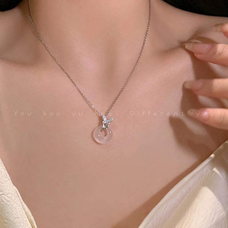 Elegant Pearl Necklace - Versatile Niche Design with Heart Pendant for Women