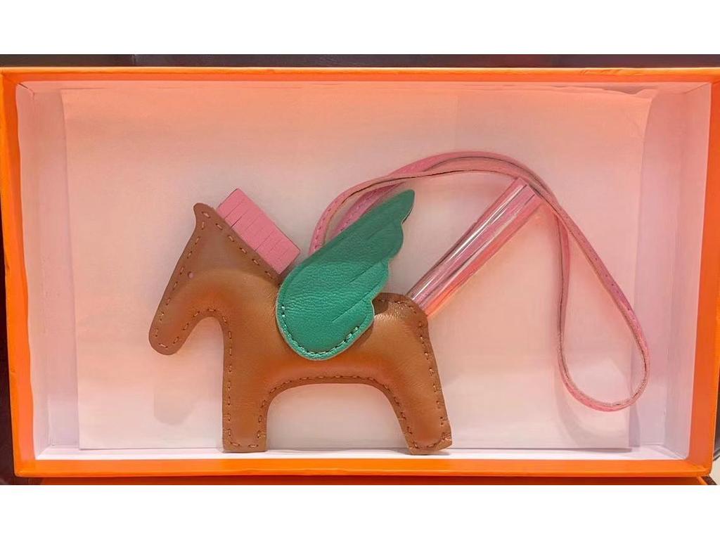 Подвеска для сумки-лошадки из натуральной кожи с отделкой из овчины и крокодила, сшитой вручную