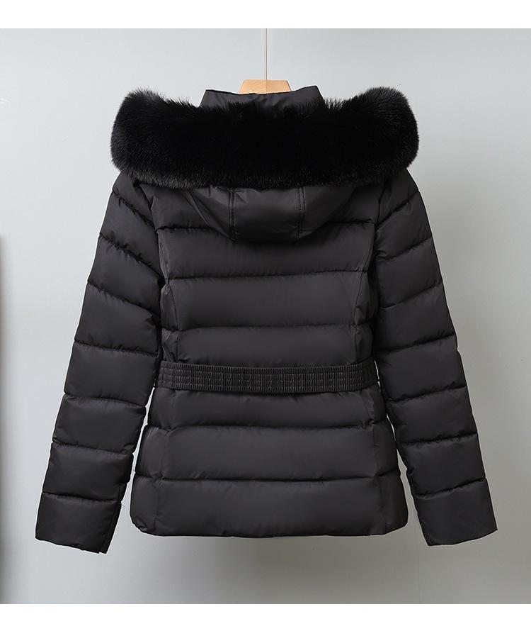 Женская короткая ветрозащитная теплая зимняя куртка с большим меховым капюшоном и поясом
