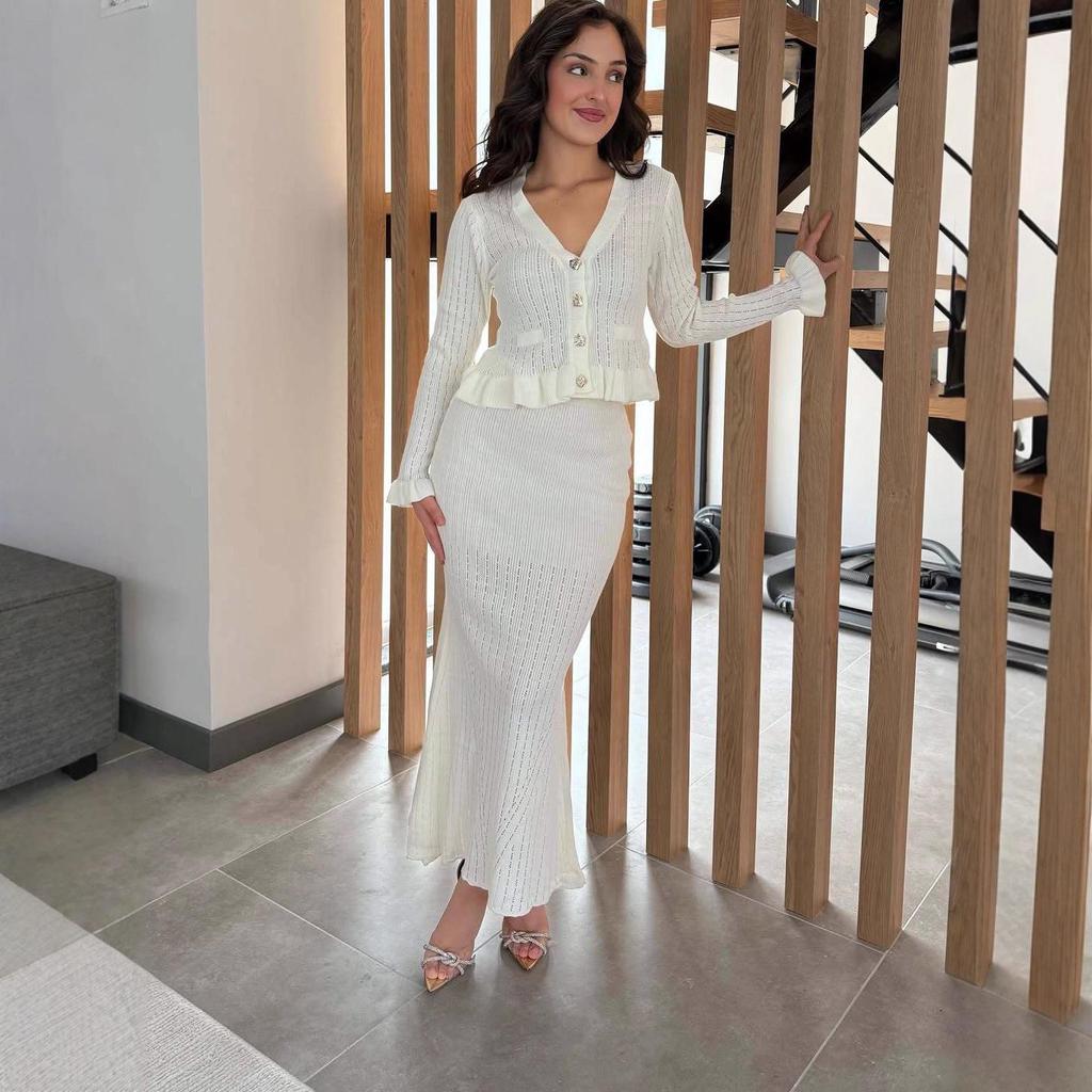 Женский вязаный комплект с V-образным вырезом и юбкой миди на осень 2025 года