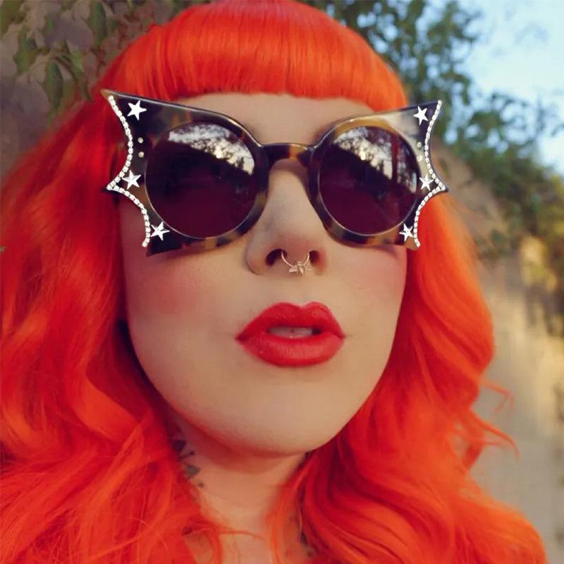 Хип-хоп Стильные женские солнцезащитные очки Форма летучей мыши Украшение стразами Солнцезащитные очки Женские Сценические Крутые солнцезащитные очки