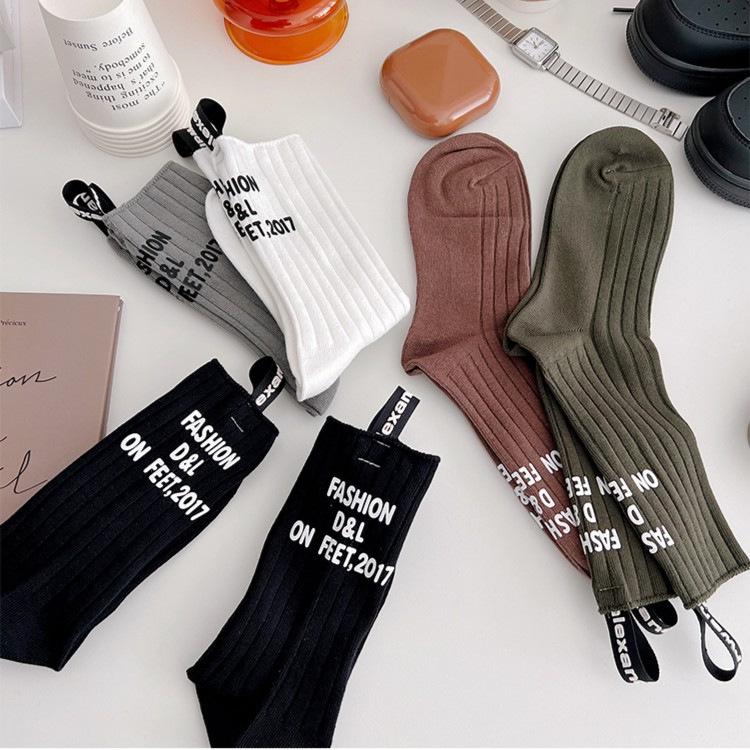«Модные женские носки средней длины»: Европейский стиль с лентой с буквами и прошитым каблуком - хлопок, модный и популярный"