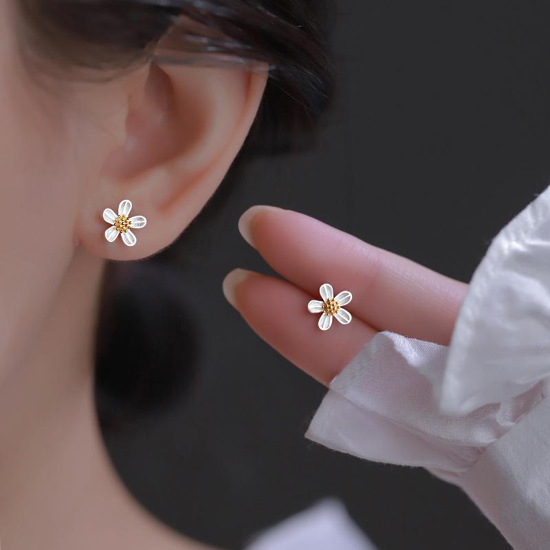 New Fashion Trend Daisy Flower Earrings for Women Delicate Light Luxury Small Flower Drop Earrings Girls Daily Jewelry Gift