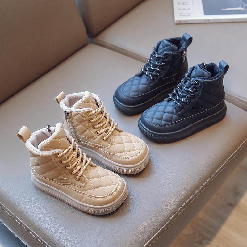 Детские хлопковые сапоги 2024 года, зимние плюшевые короткие сапоги в британском стиле, легкие детские модные кожаные сапоги для мальчиков, однотонные