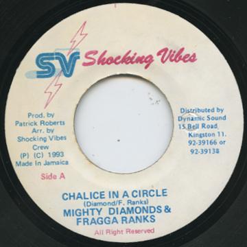 7-дюймовая пластинка MIGHTY DIAMONDS, FRAGGA RANKS - Chalice In A Circle Shocking Vibes 1993 Ямайка Регги, Ска и Даб