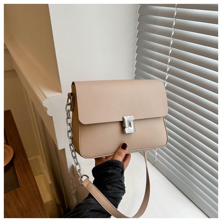 Корейская версия модной персонализированной цепочки, маленькая квадратная сумка подмышкой 2024 года, новая модная простая темпераментная персонализированная женская сумка через плечо