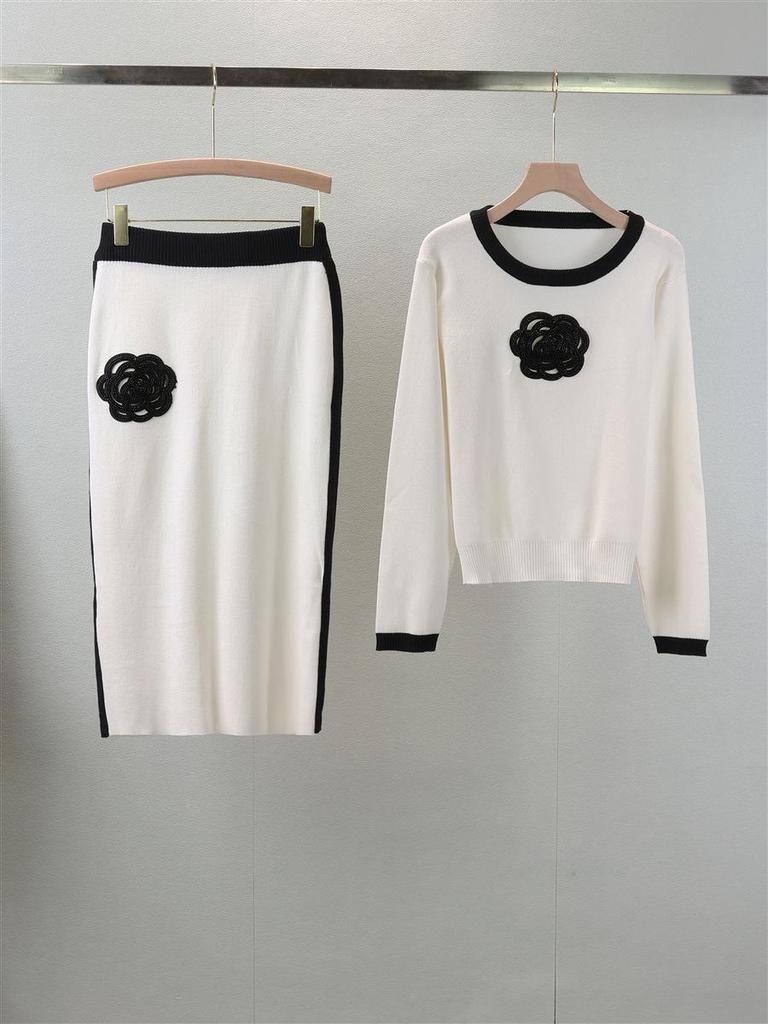 Женский корейский вязаный комплект с камелиями: Элегантный топ с круглым вырезом и облегающая юбка - комплект из двух предметов