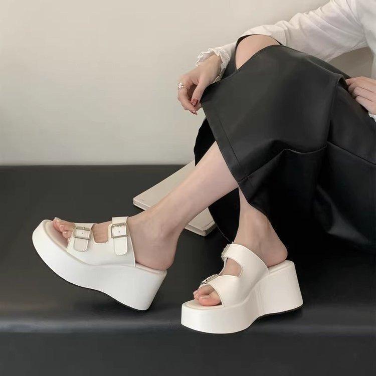 2025 Небольшие мужские туфли на очень высоком каблуке, женские летние туфли с пряжкой на ремне, низкие сандалии с наклонным каблуком и толстой подошвой, односложные тапочки