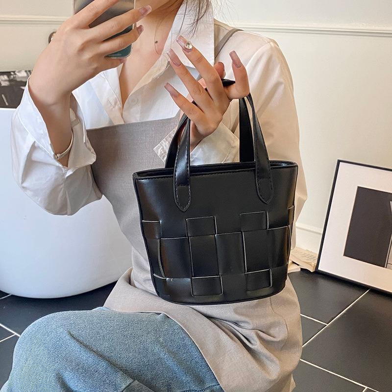 Высококлассная нишевая плетеная сумка женская новая летняя сумка на плечо через плечо модная портативная сумка-ведро