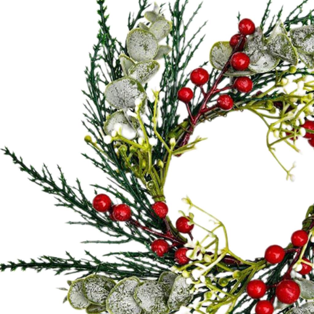 Подсвечник с красными ягодами для украшения рождественского стола