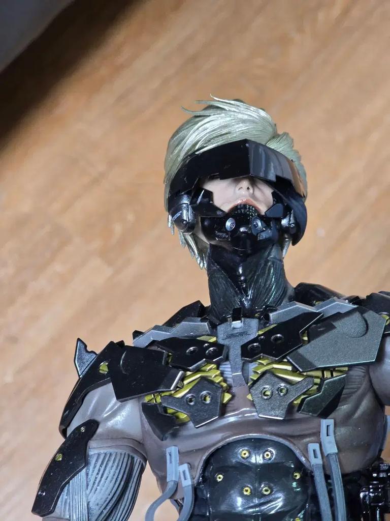 Hot Toys Metal Gear Raiden Figure Used