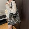 Повседневная ретро простая сумка большой вместимости осень-зима новая наплечная сумка-мессенджер 2025 женская персонализированная сумка-тоут