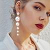 Серьги для женщины из белого жемчуга в виде стекающей капли.Длина 10.5см.Комплект включает в себе 1 пару сережек