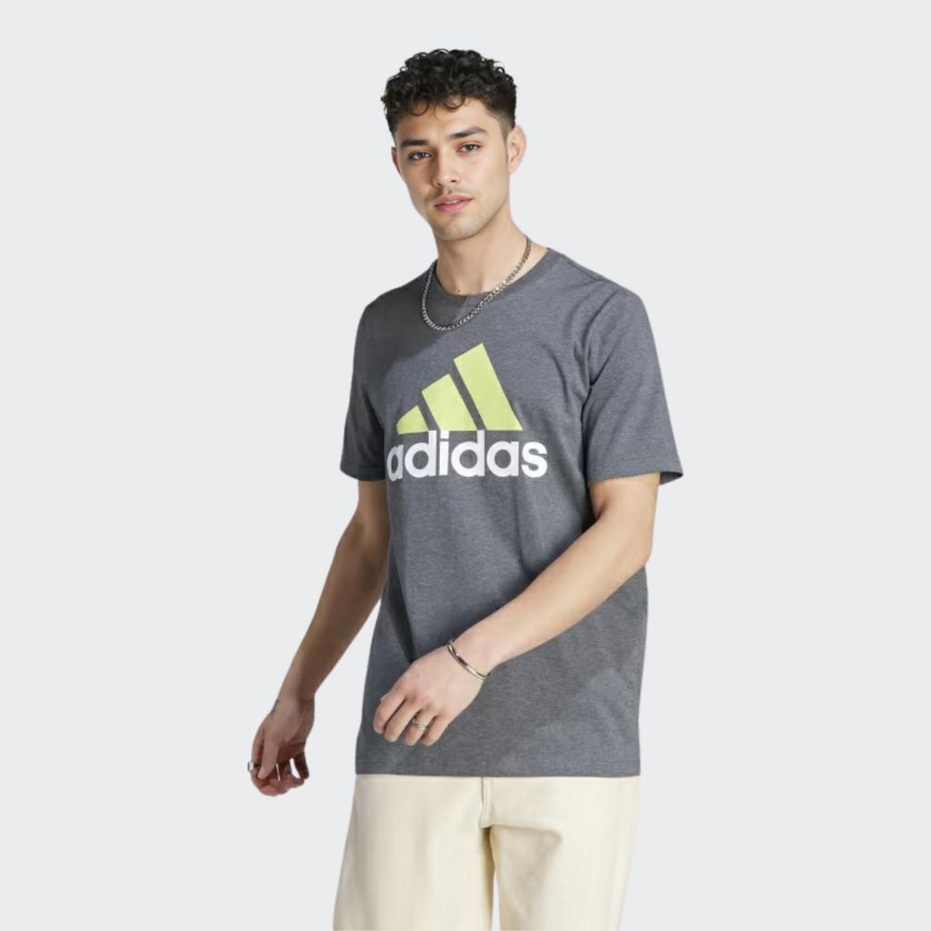 adidas Футболка Essentials с круглым вырезом и коротким рукавом, с логотипом и буквенным принтом, мужская, серая, IJ8578