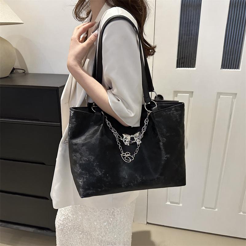 Большая вместимость и фактура, новая модная повседневная сумка-тоут с цепочкой и бабочкой, подмышечная сумка на одно плечо для женщин