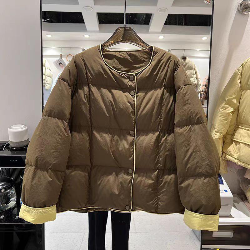 2024 осень и зима новый свободный однобортный пуховик с круглым вырезом в тон цвета небольшой простой короткий женский пуховик