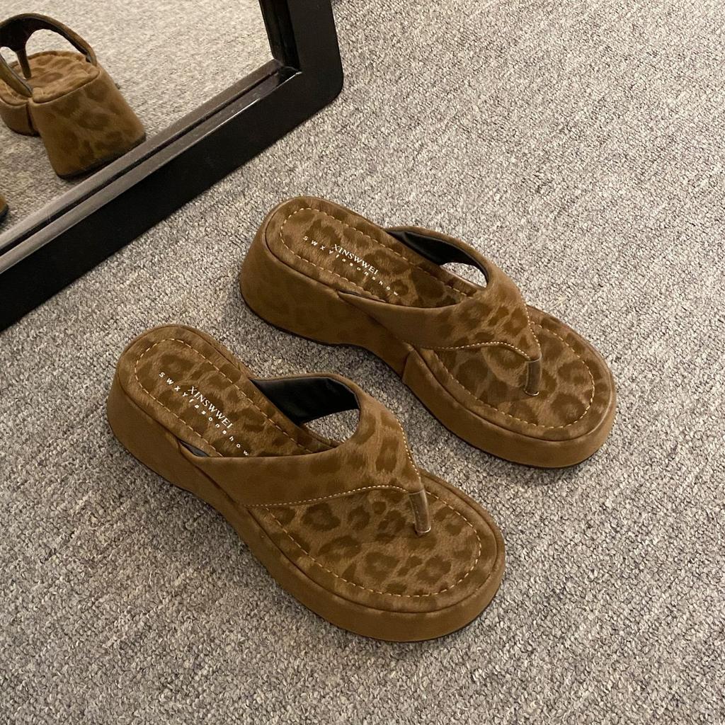 Мягкая кожаная версия! Нишевый дизайн розовые леопардовые шлепанцы для женщин, толстая подошва с увеличением высоты, пляжные сандалии для весны и лета для женщин