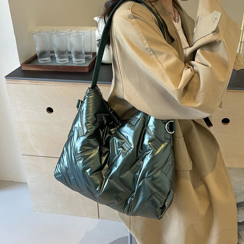 Осень и зима пуховик женский 2025 новый модный большой вместимости на плечо сумка-тоут для выхода в свет, для поездок на работу, сумка-мессенджер