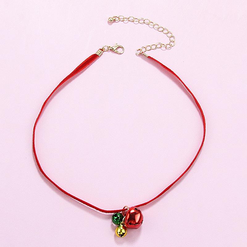 Классическое праздничное колье-чокер: Красная бархатная лента с красными, желтыми, зелеными колокольчиками