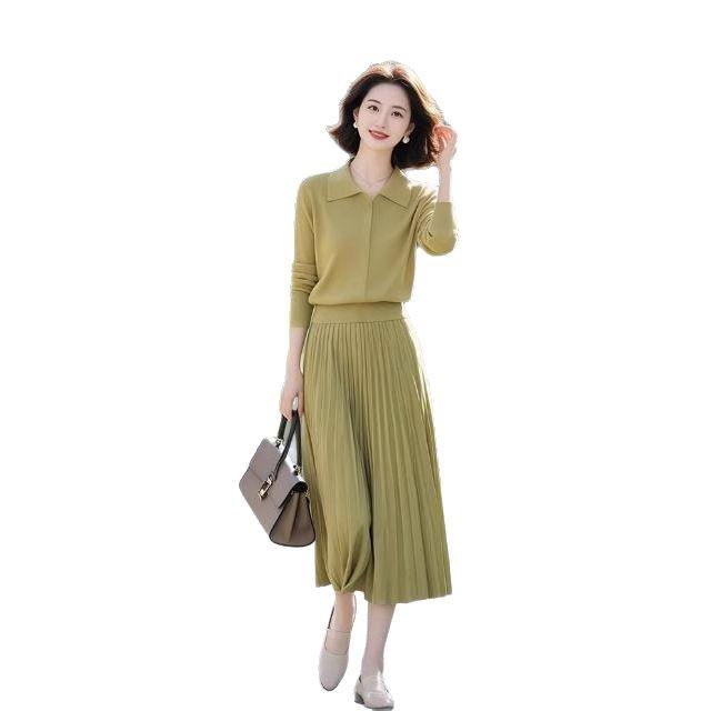 Элегантный вязаный свитер оливкового цвета и миди-юбка для зрелых женщин