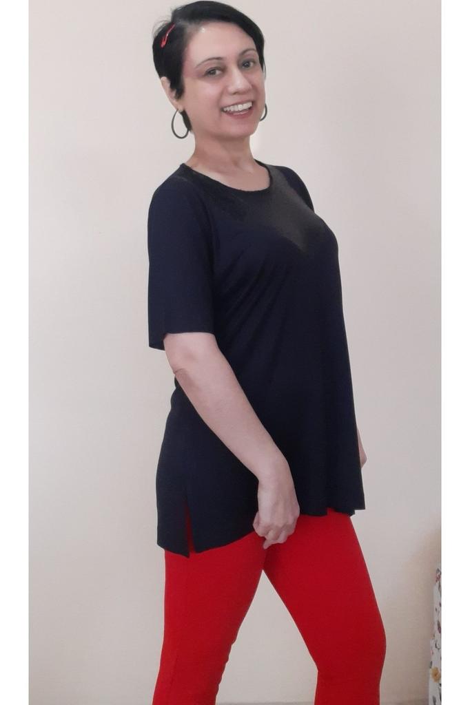 Женская стильная футболка большого размера Черная футболка из чесаного хлопка и вискозы с пайетками, деталь спереди спереди