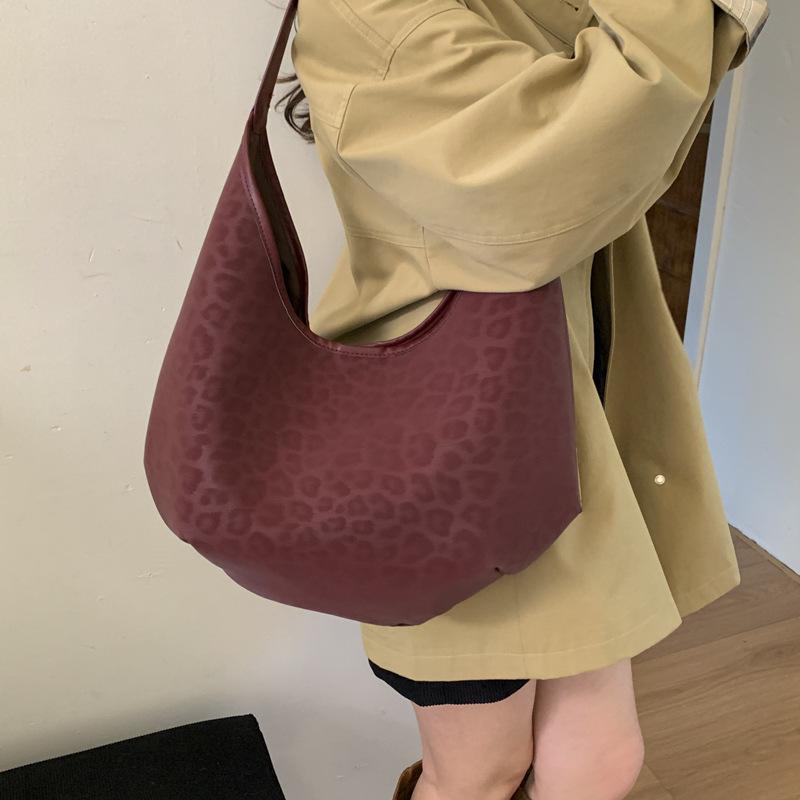 Ретро сумка женская большой вместимости 2025 новая осень и зима простая универсальная на плечо подмышку сумка-тоут для поездок на работу